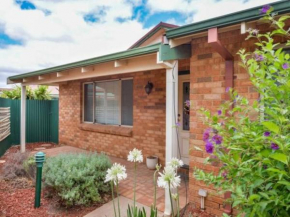 Adorable-secure 3 bedroom holiday home with Pool around the corner from The Miners Rest., Kalgoorlie